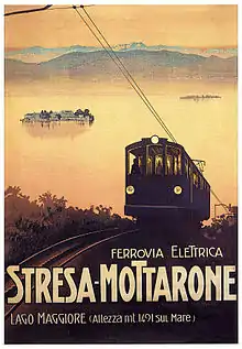 Affiche, dans des teintes dominantes marron et beiges, du Ferrovia elettrica Stresa Mottarone ; au premier plan une motrice gravit le mont Mottarone, au second plan, une des îles Borromées émerge de la brume couvrant le lac Majeur tandis que se distingue dans le lointain des montagnes dominant la rive opposée du lac.