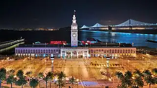 Vue de nuit, avec le Bay Bridge à l'arrière plan. Mars 2017.