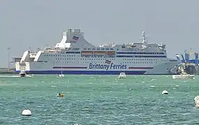 Le car-ferry  "Normandie" accosté au terminal d'Ouistreham en août 2015.