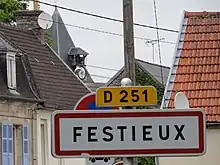 Un des trois panneaux d'entrée de Festieux.