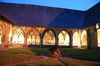 Le festival Rondes de Nuit à l'abbaye en 2006, vue du banquet médiéval.