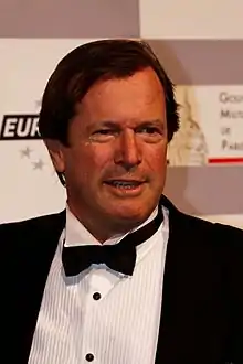 Hubert Auriol, présentateur de la saison 1.