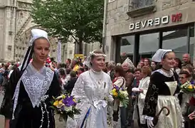 Émeline Le Du (Ar Rouedou Glas de Concarneau) au centre et ses demoiselles d'honneur Claire Le Plénier de Plougastel et la Carhaisienne Fanny Lautrou.