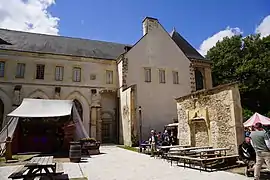 Cheminée et emplacement de la chapelle de l'abbé.