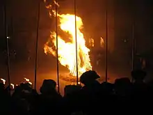 Feu de joie dans la Cour Saint-Pierre lors de l'arrivée du Cortège.