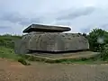 Le poste de direction de tir, en bordure de falaise.