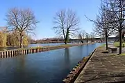 Le canal de la Somme au premier plan et la Somme en arrière plan.