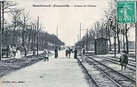 ..., ou, comme un chemin de fer secondaire, en site propre à l'extérieur de la chaussée. On voit ici l'évitement d'une station, avec son abri à voyageurs