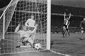 Photographie du premier but du match retour à Rotterdam.