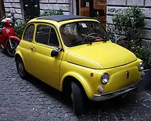 Une Fiat 500 jaune comme celle utilisée par Lupin dans le film.