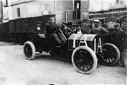 Photo de Vincenzo Lancia, statique, prenant la pose au volant d'une Fiat 50 HP.