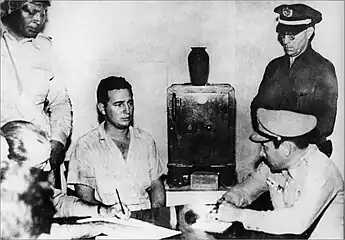 Fidel Castro (assis, à gauche) en état d'arrestation après l'attaque de la caserne de Moncada en 1953.