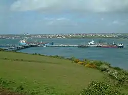 L'estuaire de Milford Haven. Au fond, la ville de Milford Haven.