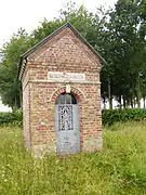 En sortie de village, la chapelle  Notre-Dame-de-la-Salette.