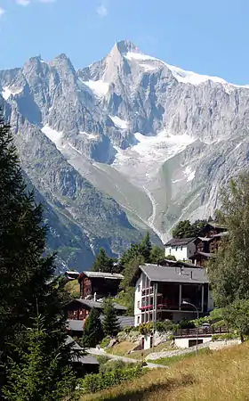 Le Kleines Wannenhorn (au centre), avec les Wannenzwillinge (à gauche), depuis Bellwald.