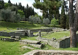 L'assise du temple romano-étrusque de Fiesole. Ouvrage d'architecture exposé au sein de l'aire archéologique étrusco-romaine de Fiesole.