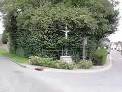 Une croix de chemin en fer.