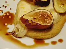 Une pizzetta aux figues et à l'échalote avec du vinaigre balsamique