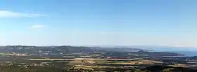 L'aéroport de Figari vu de la montagne de Cagna,au second plan le village de Figari, au loin la Sardaigne.