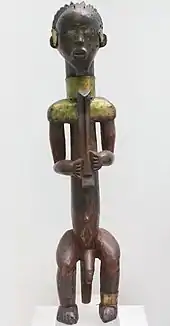 Figure d'ancêtre masculin, gardien de reliquaire. Peuple Ngumba. Il porte une corne de substances magiques. Bois, métaux