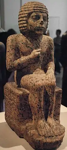 Figure assise du gouverneur du district de Metjen, -2600 , Saqqarah, granit rose, Neues Museum (Berlin)