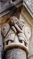 Sculpture de deux hommes s'étreignant, chapiteau de la façade occidentale.
