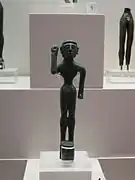 Statuette d'un homme nu à ceinture, vers 750-725. Élément d'un chaudron de bronze, H. 14,5 cm. Olympie.