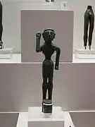 Statuette d'un homme nu à ceinture, vers 750-725. Élément d'un chaudron de bronze, H. 14,5 cm.Musée arch. d'Olympie.