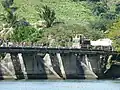 Loco n° 22 traversant le pont de Sigatoka avec un long train de wagons vides, près de la fin de la ligne de la côte sud.