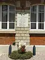 Plaque, monument aux morts, à la mairie.