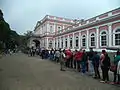 La queue à l'entrée du musée