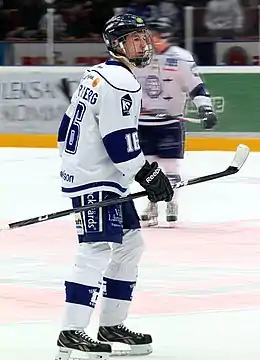  Photographie de Forsberg avec un maillot blanc et bleu