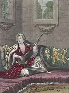 Gravure coloriée de facture européenne, musicienne assise à décolleté moins avantageux.