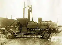 Remplissage d'un camion citerne d'essence au camp de Gondrecourt en 1917