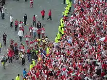 2006 :le bouclier de Brennus remporté par le Biarritz olympique Pays basque est présenté aux supporters biarrots au stade de France.