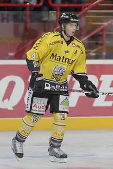 Photographie d'Andrej Tavželj avec le maillot jaune de Rouen