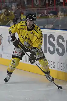 Photographie de János Vas avec le maillot jaune de Rouen