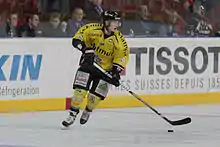 Photographie d'Anthony Rech avec le maillot jaune de Rouen