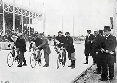 Finale du championnat de France de vitesse. Paul Masson au centre, 1897.