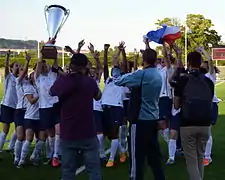 L'équipe de France après la réception de la coupe du tournoi, le 5 juin 2014.