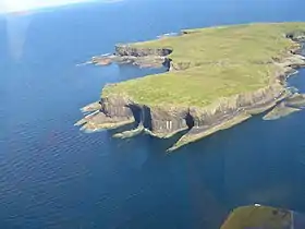 Vue aérienne de Staffa avec l'entrée de la grotte de Fingal.