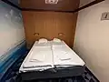 Cabine intérieure équipée d'un grand lit à deux places.