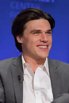 Finn Wittrock dans le rôle d'Harry Gardner