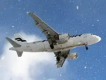 Un Airbus A319-112 OH-LVL volant au-dessus de la neige dans cet aéroport