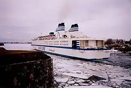 Un navire de Finnjet passant le détroit.