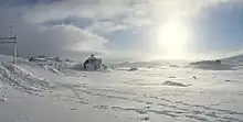 Photo de maisons sous la neige.