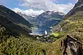 Vue de l'extrémité du Geirangerfjord, avec un bateau de croisière amarré.