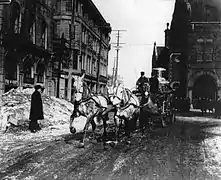 Pompe à incendie quittant la caserne de pompiers Youville, vers 1900