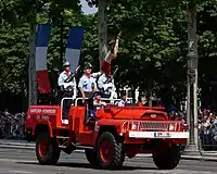 VLRA utilisé comme véhicule porte-drapeau par les pompiers de Paris.