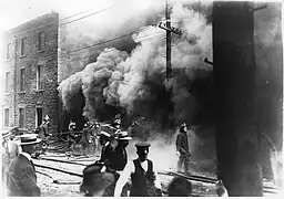 Pompiers au feu dans le port, vers 1920